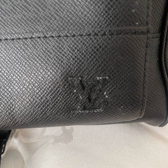 Authentic Louis Vuitton black Taiga Adrian Backpack - Picture 3 of 16
